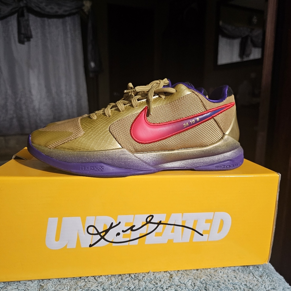 Kobe V Undefeated men size 8.